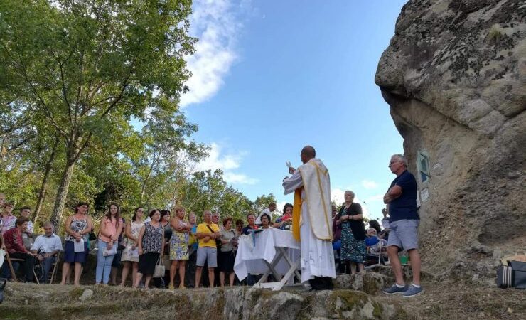 La caratteristica messa all’aperto della Rocca U Bannu a Sant’Angelo di Brolo