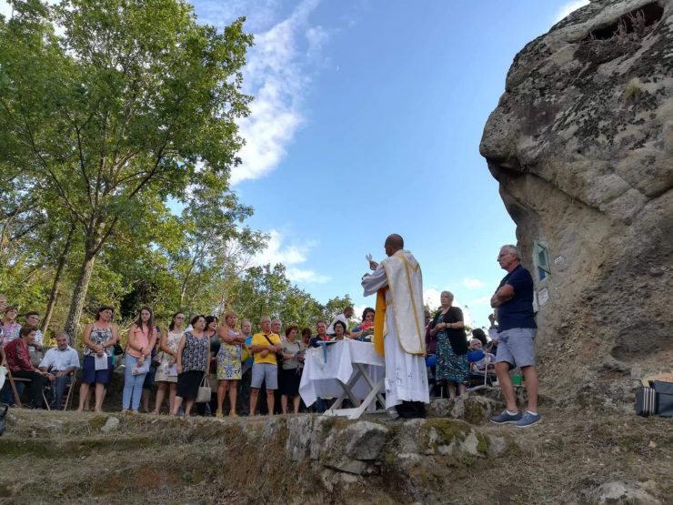La caratteristica messa all’aperto della Rocca U Bannu a Sant’Angelo di Brolo