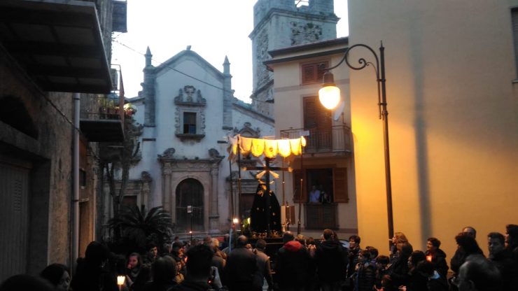 Suono di troccole durante la Via Crucis santangiolese del Venerdi Santo