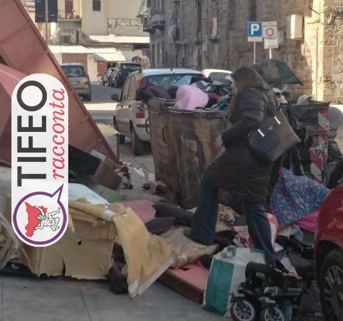 Palermo, troppa gente rovista nella spazzatura. Povertà o cosa?