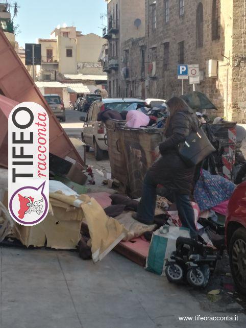 Palermo, troppa gente rovista nella spazzatura. Povertà o cosa?