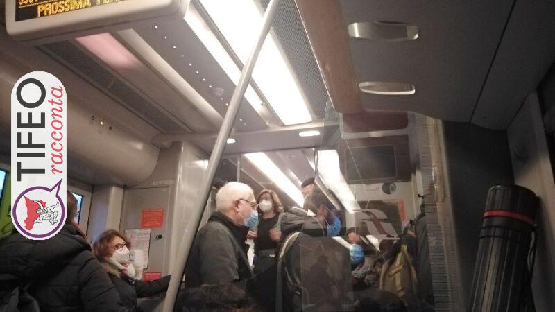 Assembramenti in un treno troppo piccolo, nel tragitto da Messina a Palermo. Fermato dalla polizia
