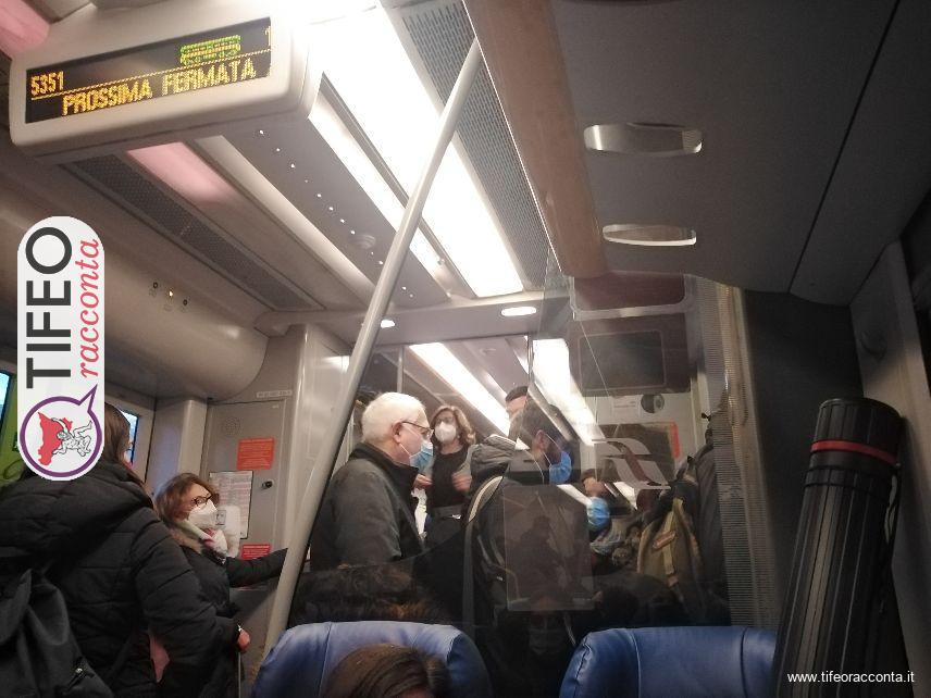 Assembramenti in un treno troppo piccolo, nel tragitto da Messina a Palermo. Fermato dalla polizia
