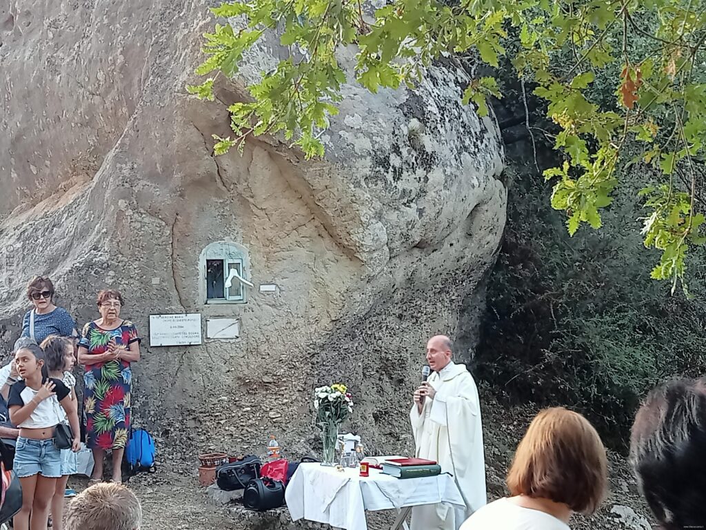 70 anni per la cappella votiva della Rocca U Bannu. Celebrata la caratteristica messa tra i boschi